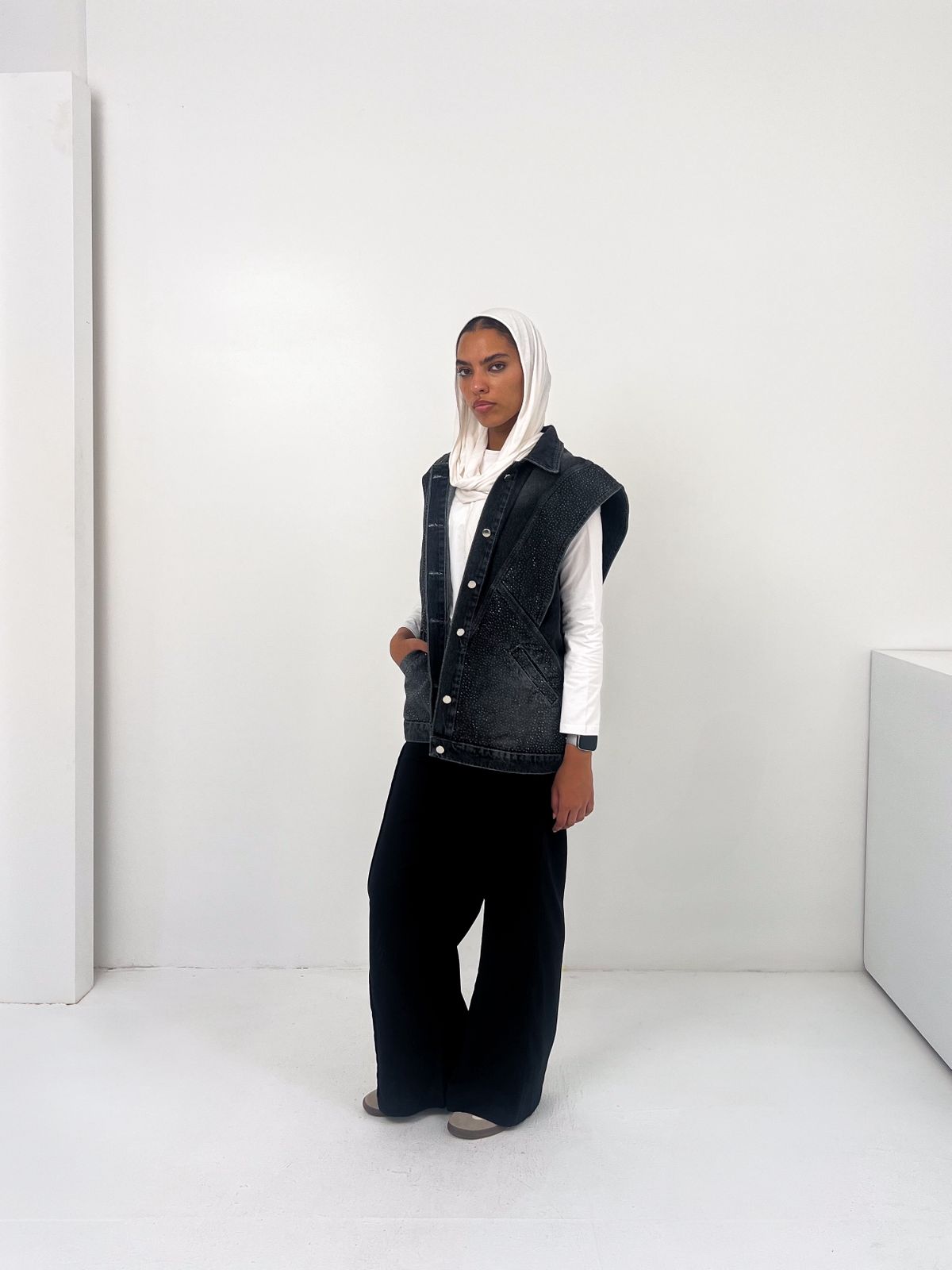 Glitra Vest Black - AB ESSENTIALS