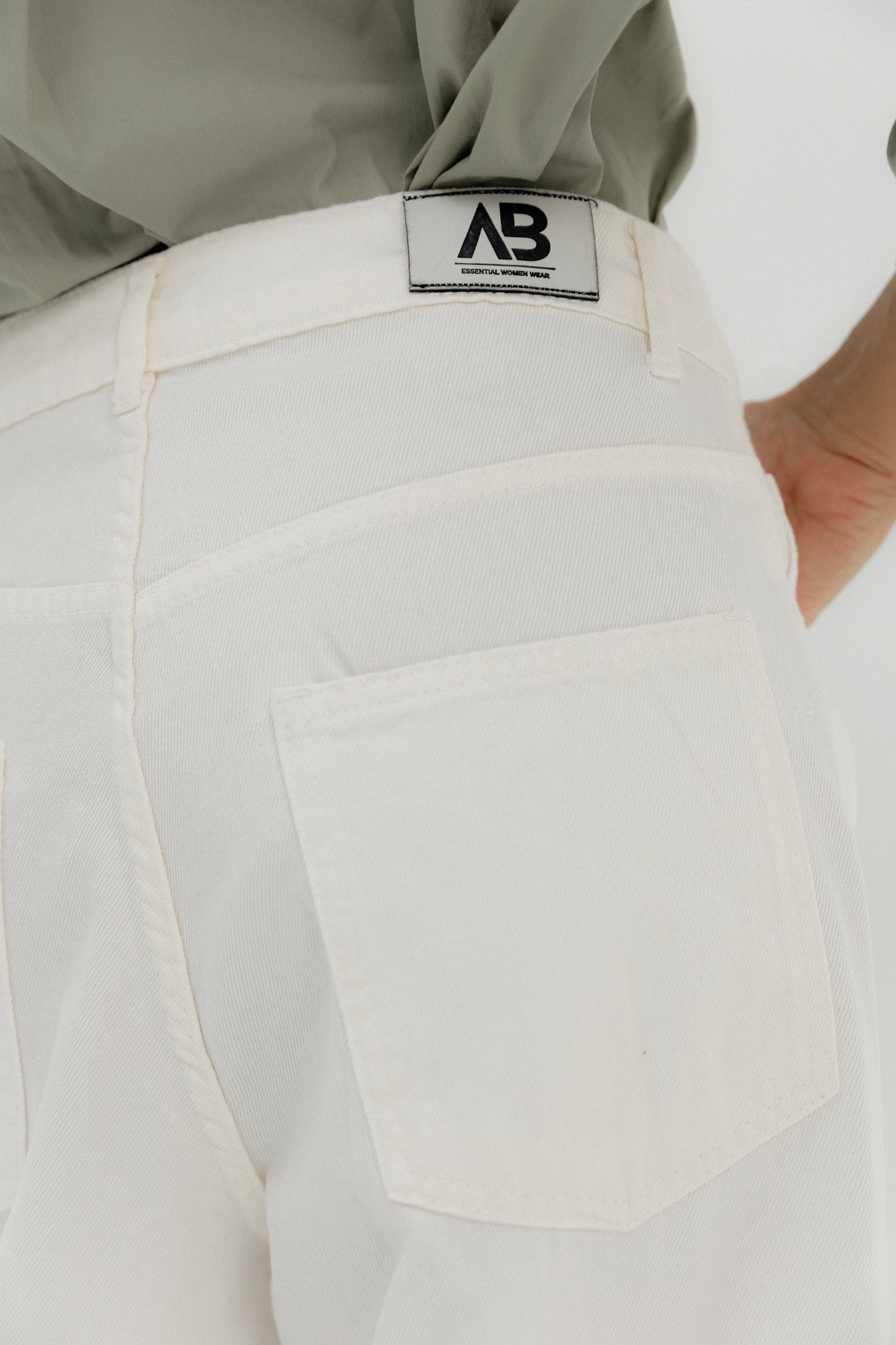 Straight Leg Jeans Off White - AB ESSENTIALS